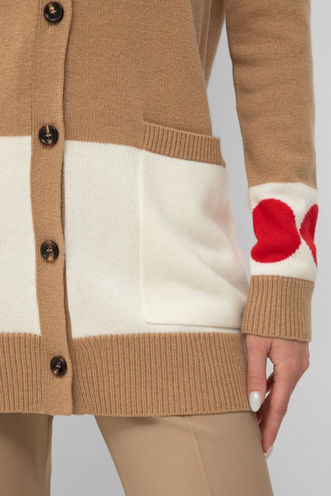 Товар бежевого цвета с внутренней стороны