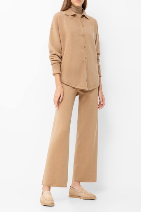 Товар бежевого цвета с внутренней стороны