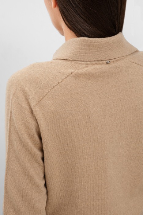 Товар коричневого цвета с внутренней стороны