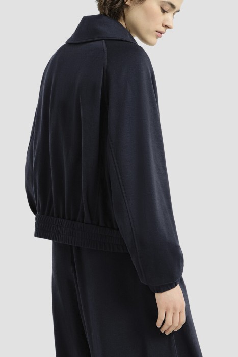 кардиган  модель из коллекции «одежда для путешествий» (`travelwear`) от бренда brunello cucinelli вид слева