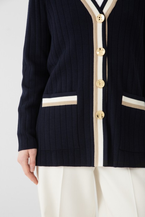 Товар синего цвета с внутренней стороны