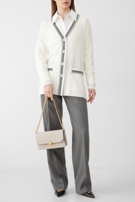 Товар белого цвета с внутренней стороны