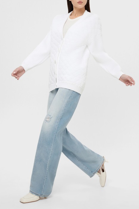 Товар белого цвета с внутренней стороны