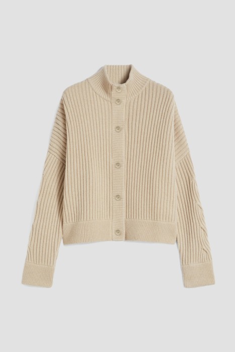 Товар бежевого цвета с внутренней стороны