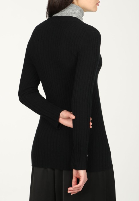 Товар черного цвета с внутренней стороны