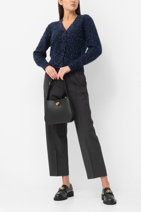 Товар синего цвета с внутренней стороны