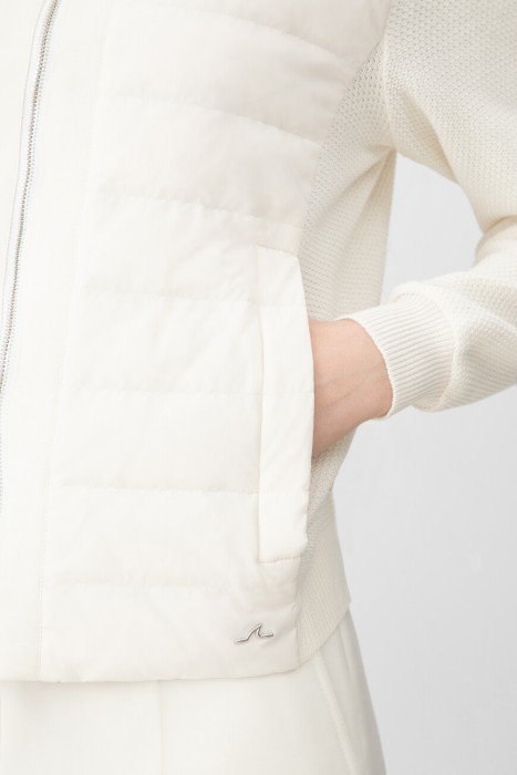 Товар белого цвета с внутренней стороны