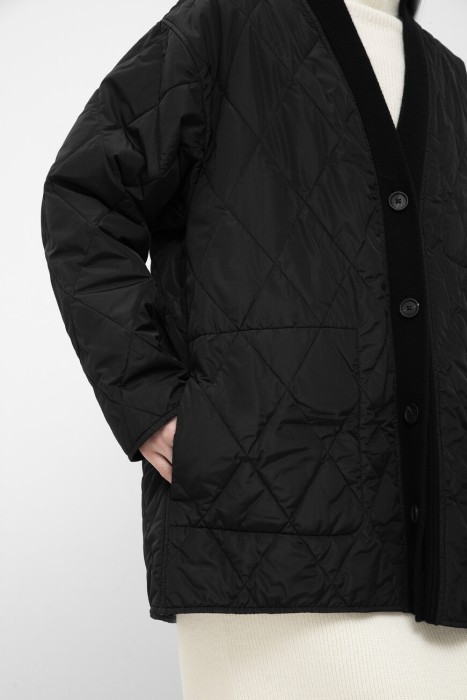 Товар черного цвета с внутренней стороны