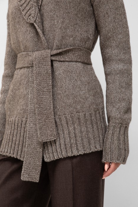 Товар коричневого цвета с внутренней стороны