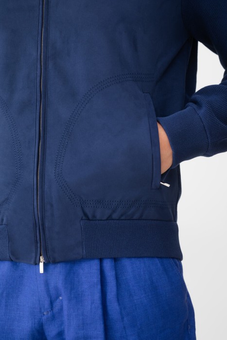 Товар синего цвета с внутренней стороны