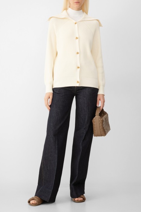 Товар кремового цвета с внутренней стороны