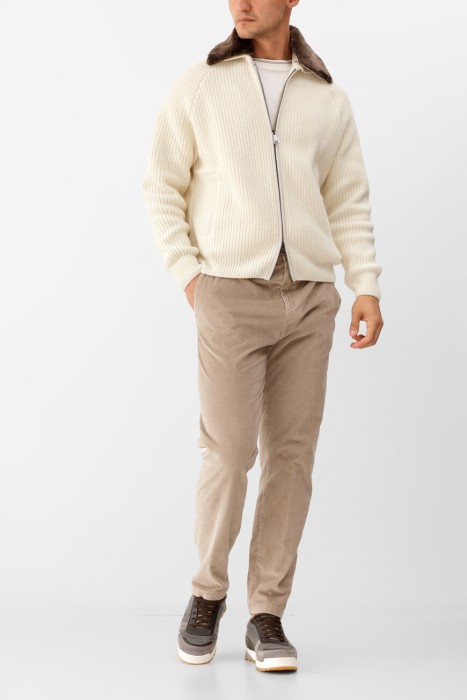 Товар белого цвета с внутренней стороны