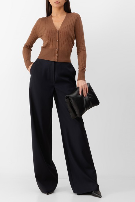 Товар коричневого цвета с внутренней стороны