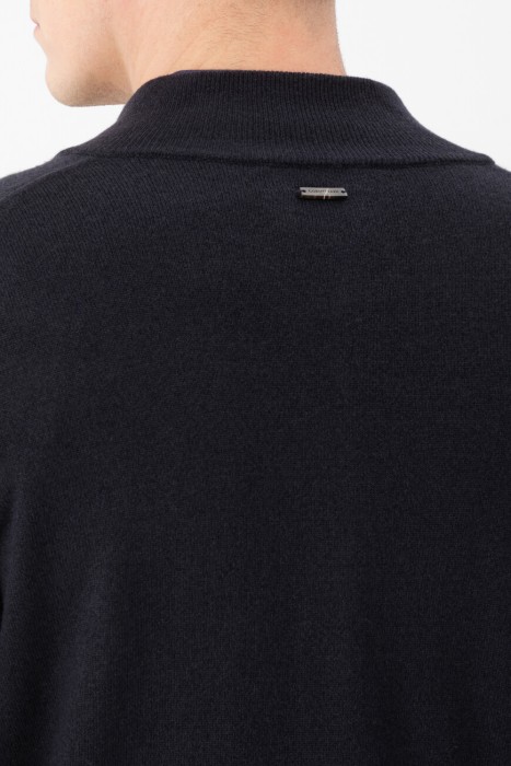 Товар синего цвета с внутренней стороны