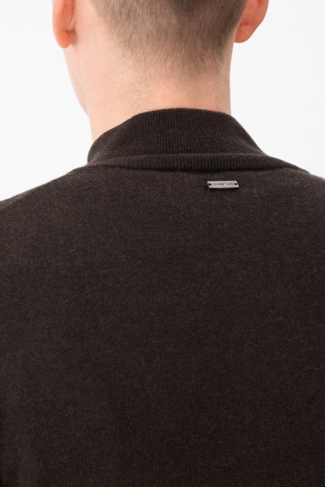 Товар коричневого цвета с внутренней стороны