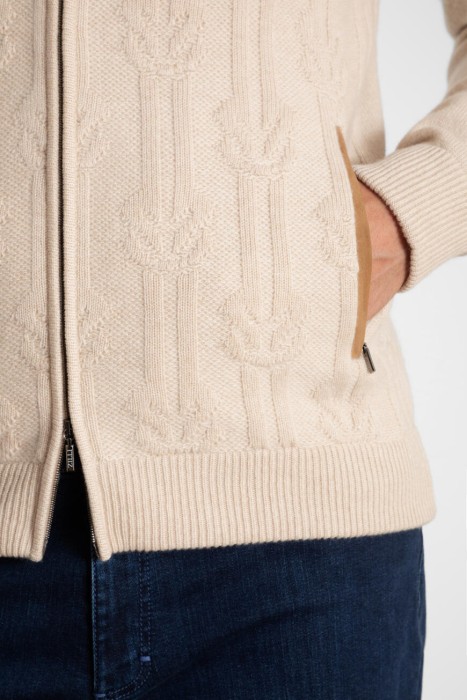 Товар бежевого цвета с внутренней стороны