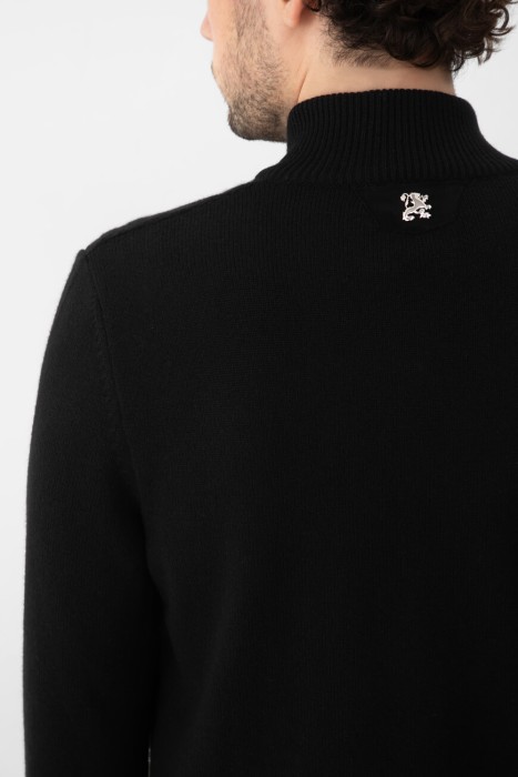 Товар черного цвета с внутренней стороны