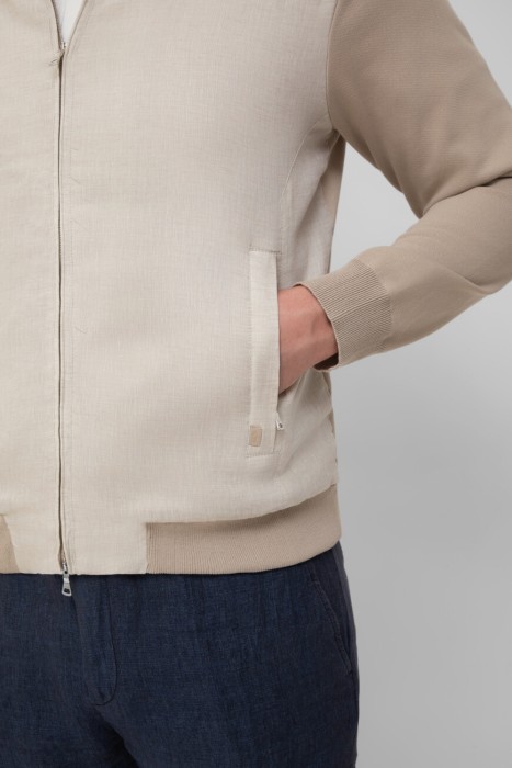 Товар бежевого цвета с внутренней стороны