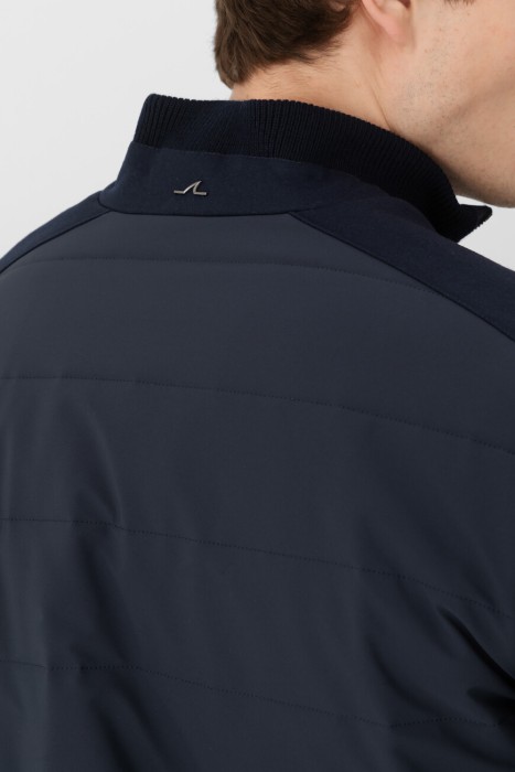 Товар синего цвета с внутренней стороны