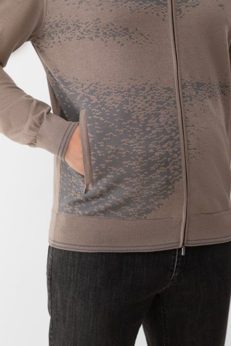 Товар коричневого цвета с внутренней стороны