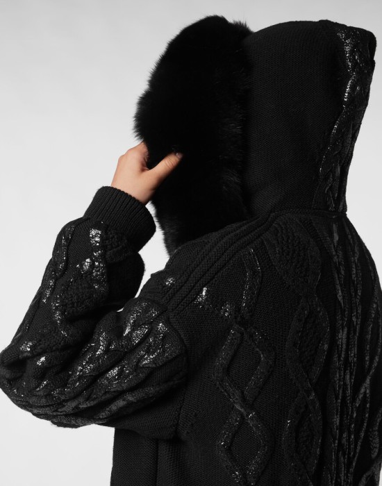 Товар черного цвета с внутренней стороны