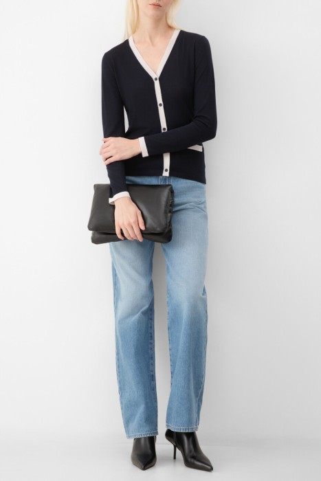 Товар синего цвета с внутренней стороны