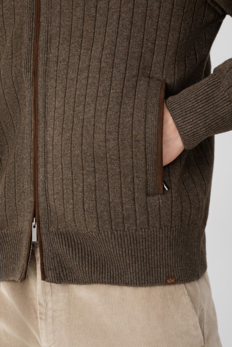 Товар коричневого цвета с внутренней стороны