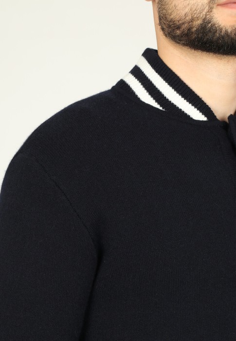 Товар синего цвета с внутренней стороны