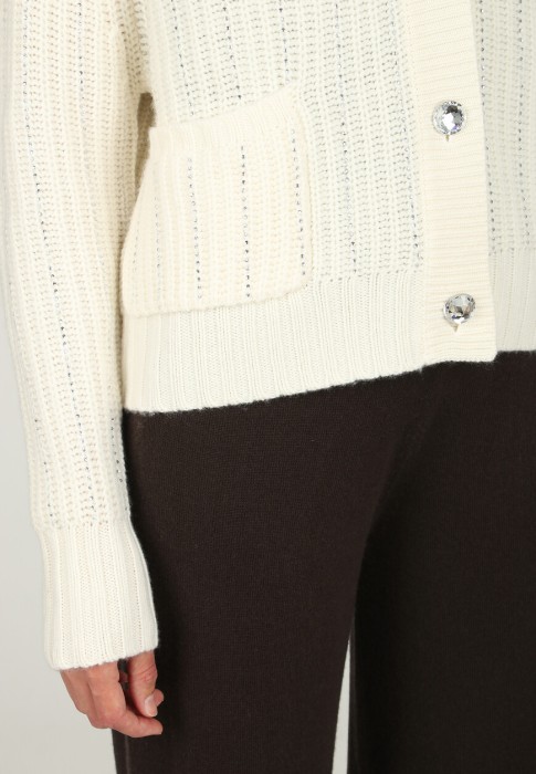 Товар белого цвета с внутренней стороны