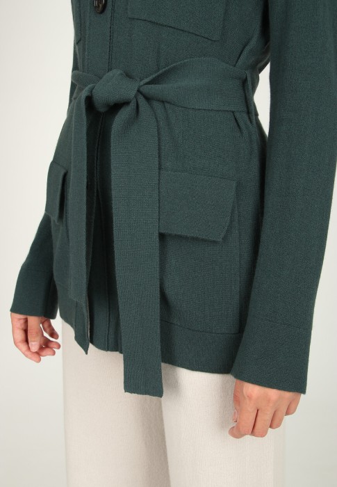 Товар зеленого цвета с внутренней стороны