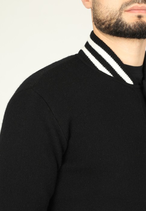 Товар черного цвета с внутренней стороны