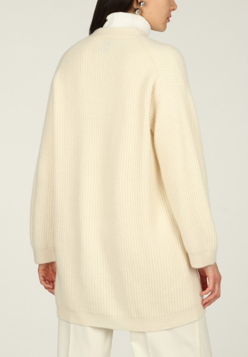 Товар белого цвета с внутренней стороны