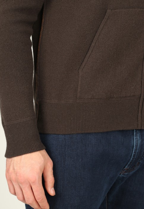 Товар коричневого цвета с внутренней стороны