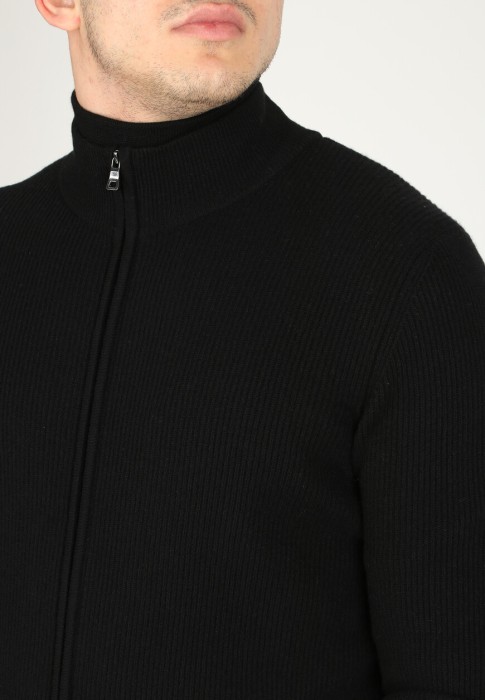 Товар черного цвета с внутренней стороны