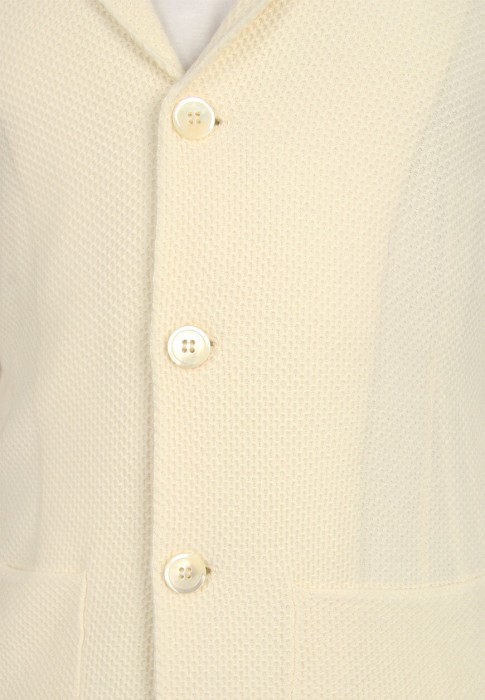 Товар белого цвета с внутренней стороны