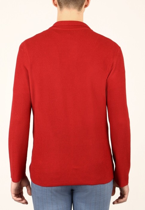 Товар красного цвета с внутренней стороны