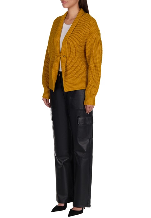 Товар желтого цвета с внутренней стороны