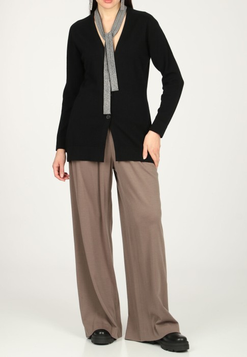 Товар черного цвета с внутренней стороны