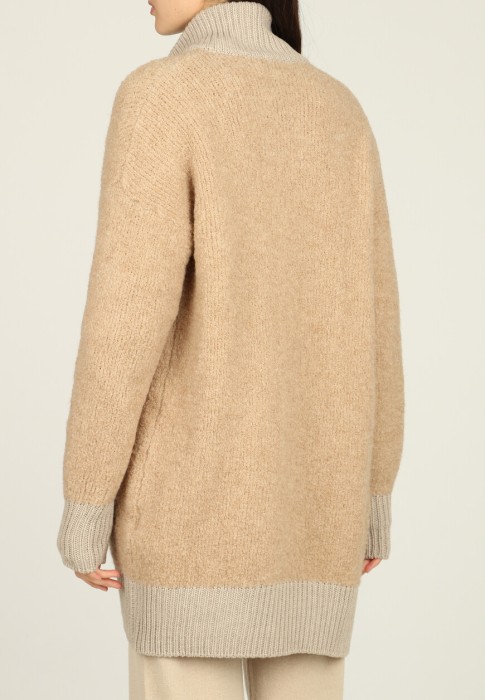 Товар бежевого цвета с внутренней стороны