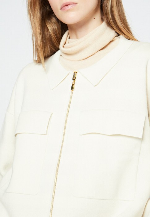 Товар желтого цвета с внутренней стороны