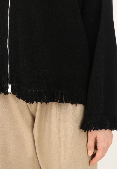 Товар черного цвета с внутренней стороны