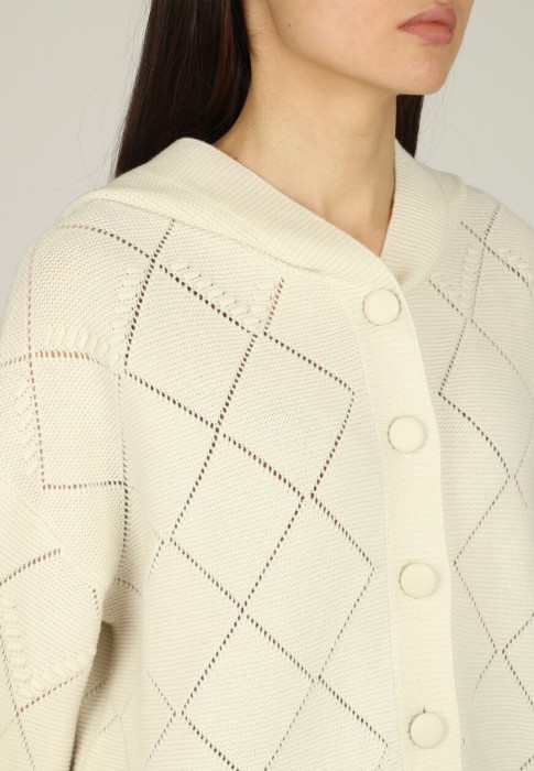 Товар белого цвета с внутренней стороны