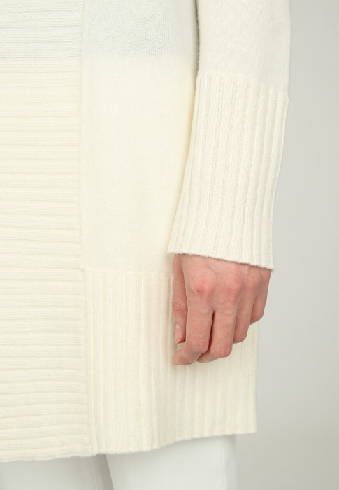 Товар белого цвета с внутренней стороны