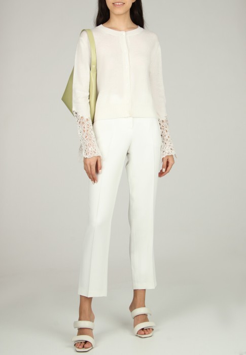 Товар белого цвета с внутренней стороны