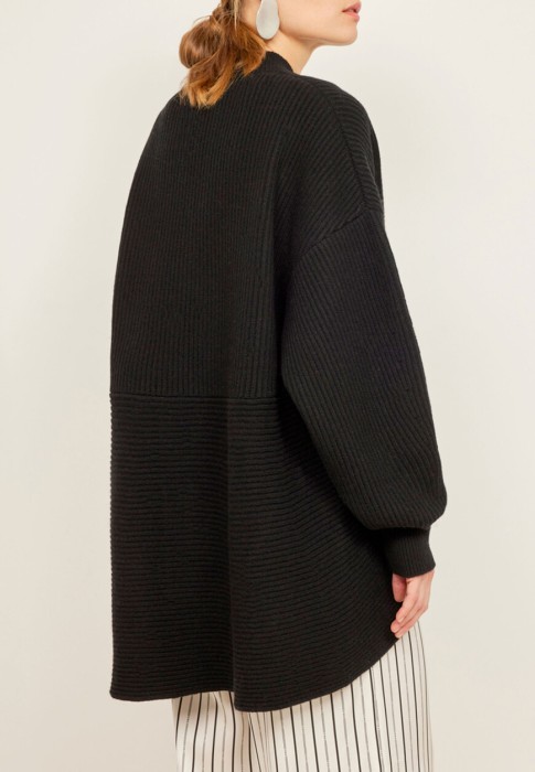 Товар черного цвета с внутренней стороны