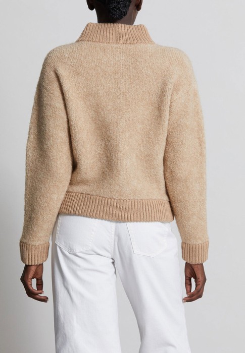 Товар бежевого цвета с внутренней стороны