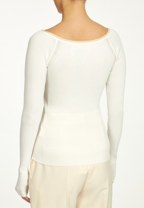 Товар бежевого цвета с внутренней стороны