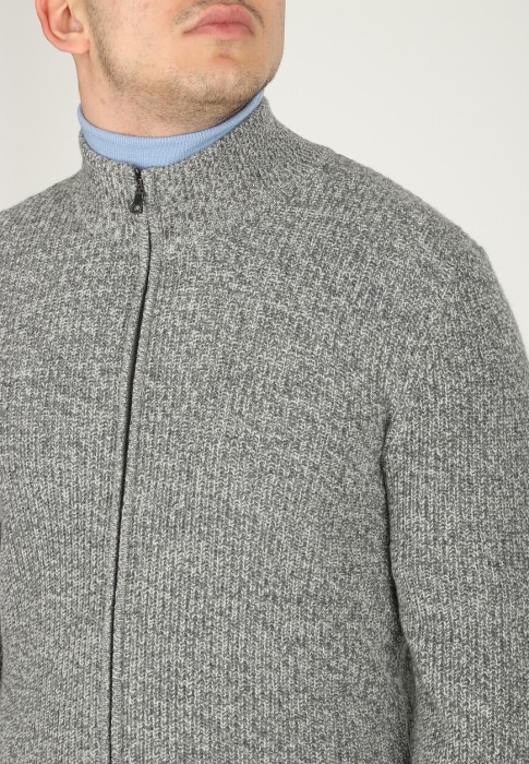 Товар серого цвета с внутренней стороны