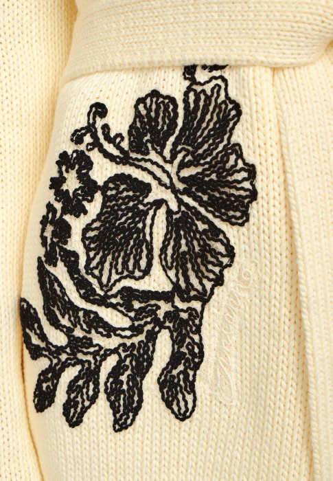 Товар белого цвета с внутренней стороны