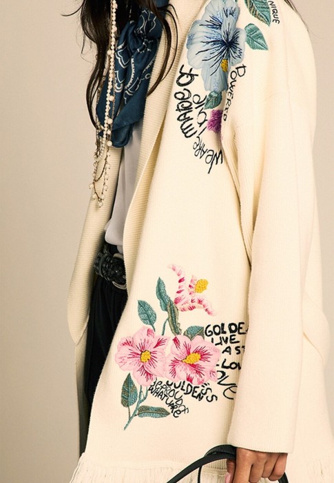 Товар белого цвета с внутренней стороны